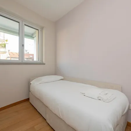 Elegante E Luminoso Con Box Auto A Pochi Passi Da Metropolitana M4 Apartament