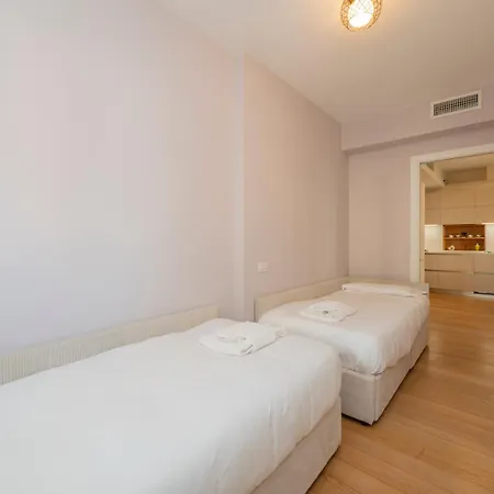 Elegante E Luminoso Con Box Auto A Pochi Passi Da Metropolitana M4 Apartament