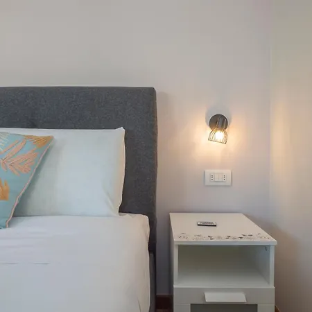 Elegante E Luminoso Con Box Auto A Pochi Passi Da Metropolitana M4 Apartament Mediolan