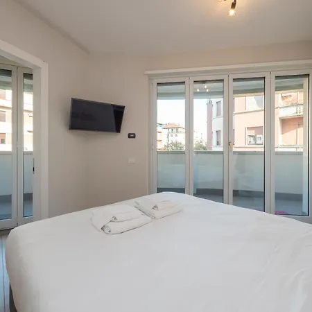 Elegante E Luminoso Con Box Auto A Pochi Passi Da Metropolitana M4 Apartament Mediolan